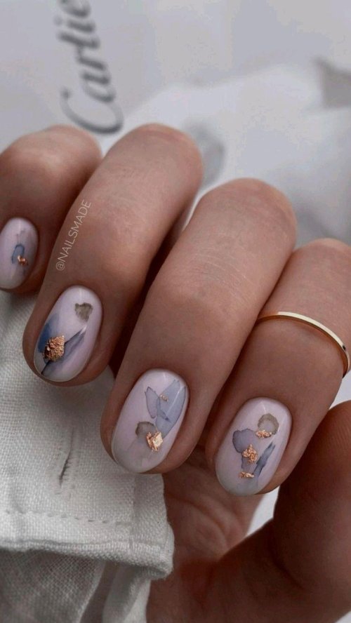 Нежный летний маникюр на короткие ногти
