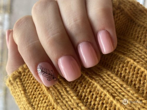 Светлый нюдовый маникюр на короткие