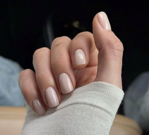 Нюдовый маникюр на короткие ногти квадратной формы