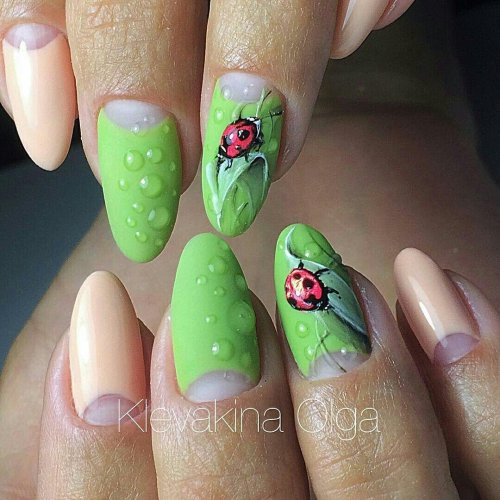 Зеленый маникюр с божьей коровкой