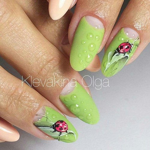 Зеленый маникюр с божьей коровкой