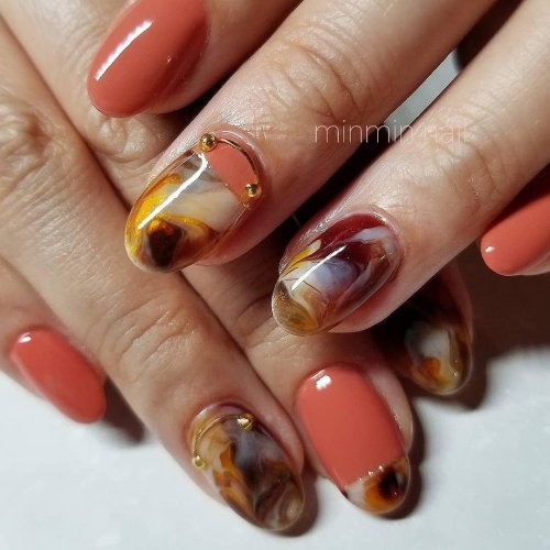 Янтарный маникюр