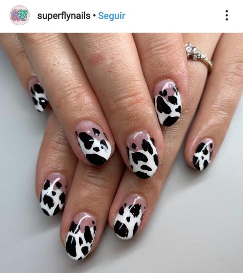 Маникюр коровка