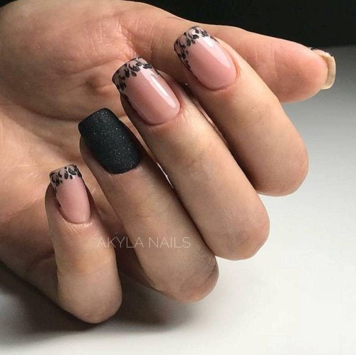 Черный френч на квадратных ногтях коротких