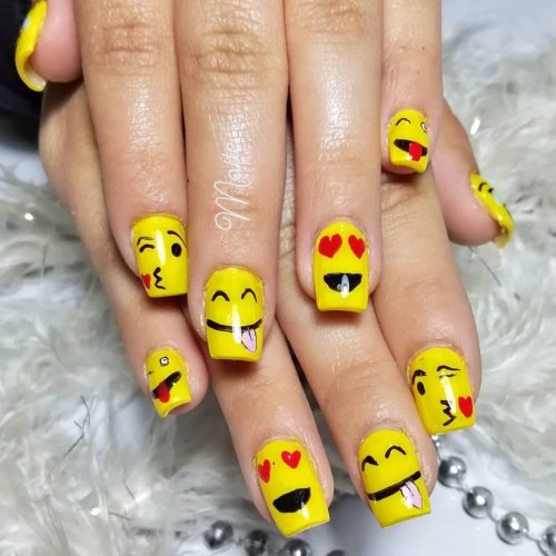 Маникюр на короткие ногти со смайликами желтые