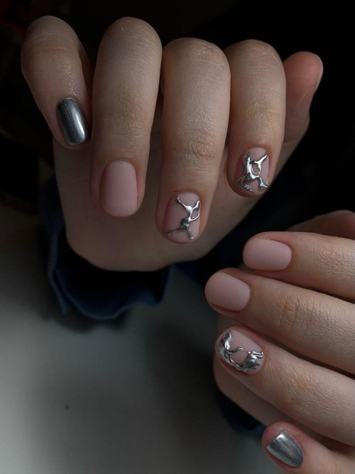 Серебряный маникюр на короткие ногти