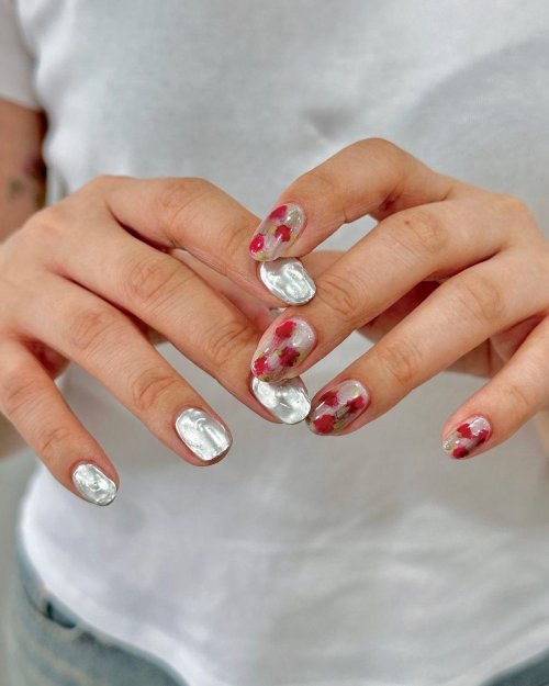 Серебряный маникюр на короткие ногти