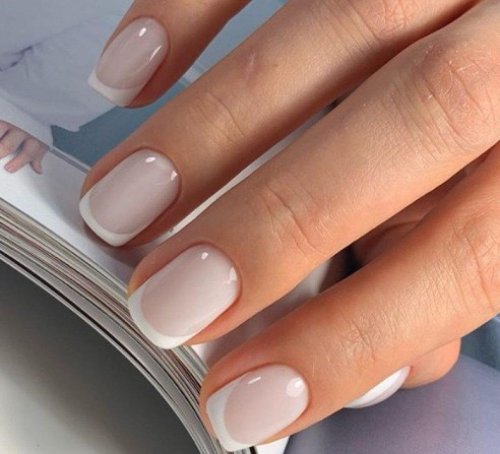 Классический френч на короткие ногти