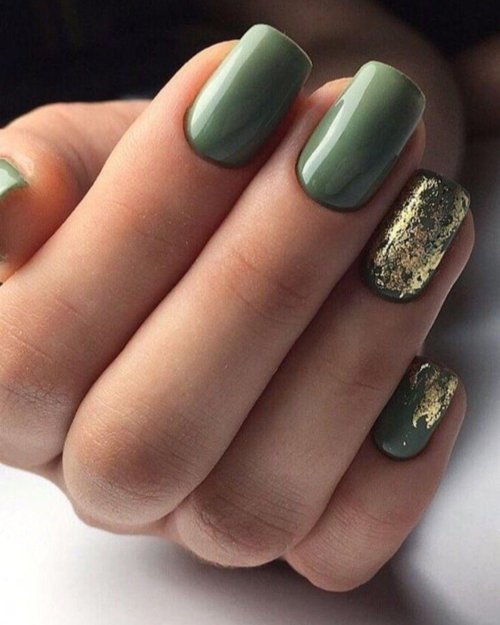Маникюр зеленый матовый с золотом