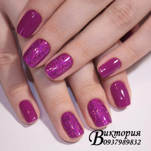 Маникюр малиновый с блестками