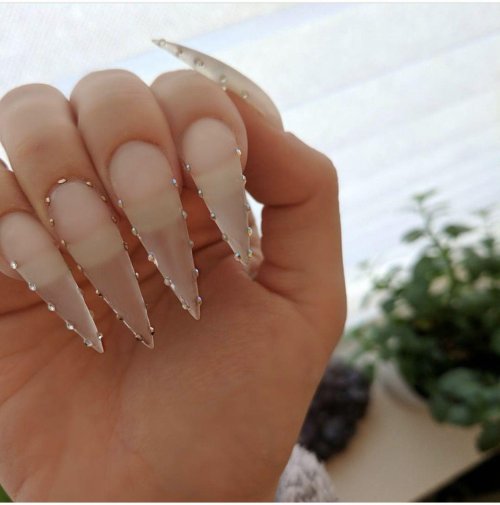 Прозрачные длинные ногти