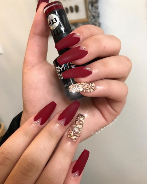 Красные длинные ногти