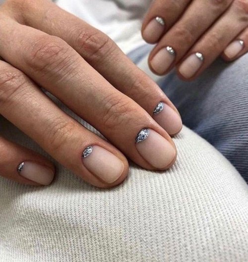 Нюдовый маникюр с лунками