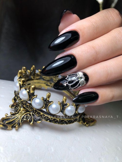 Маникюр с короной