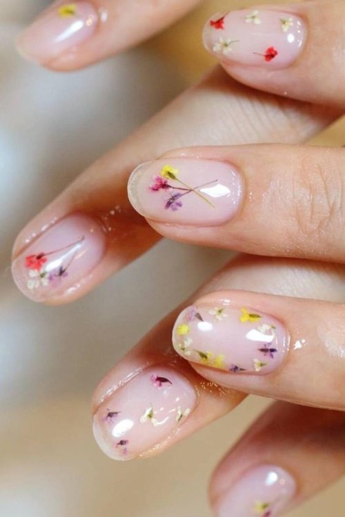 Прозрачный маникюр на короткие ногти