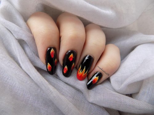 Маникюр с огнем