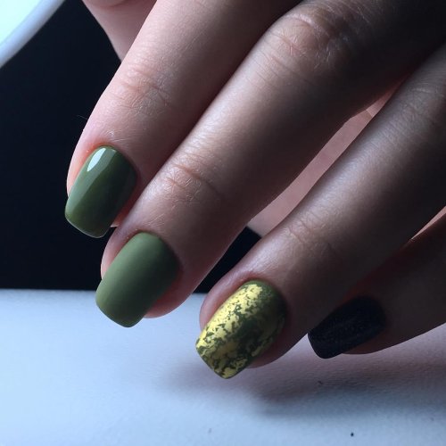 Маникюр зеленый матовый с золотом