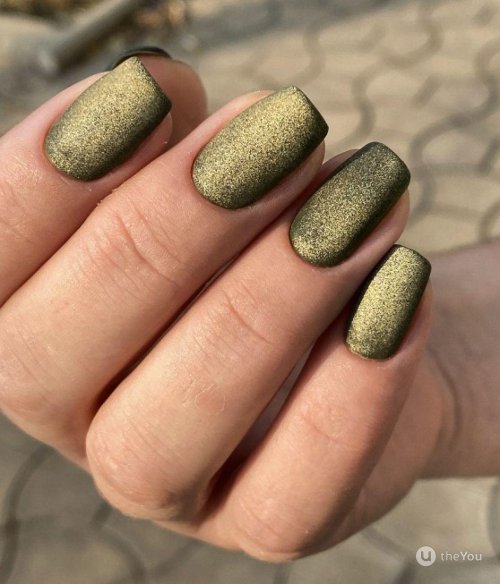 Оливковый маникюр с золотом