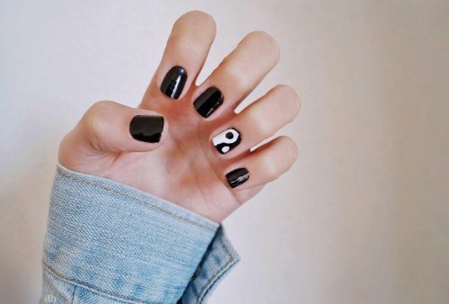Маникюр на короткие ногти инь янь