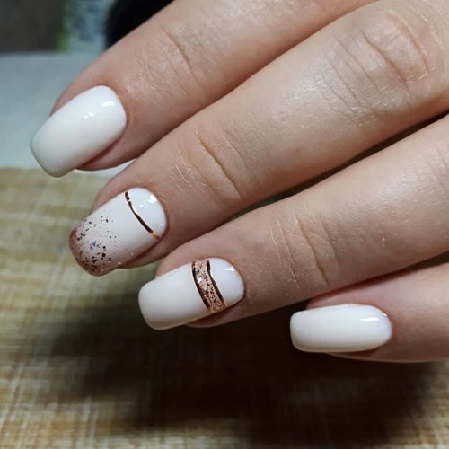 Молочный маникюр на короткие квадратные ногти