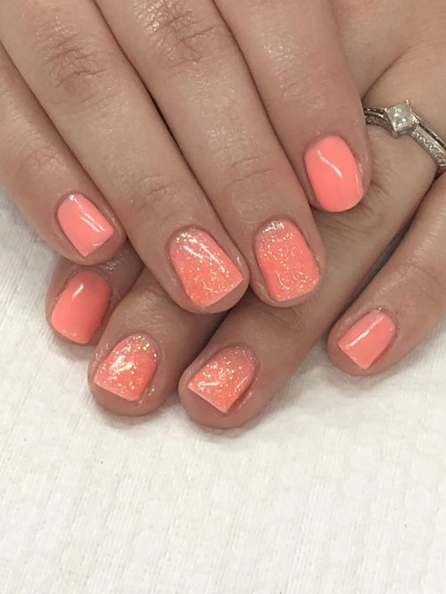 Коралловый маникюр на короткие ногти