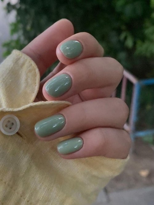 Фисташковый маникюр на короткие ногти