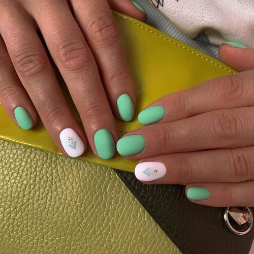 Фисташковый маникюр на короткие ногти