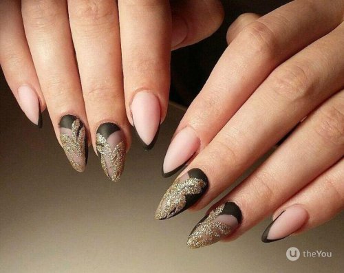 Золотой френч на миндалевидных ногтях