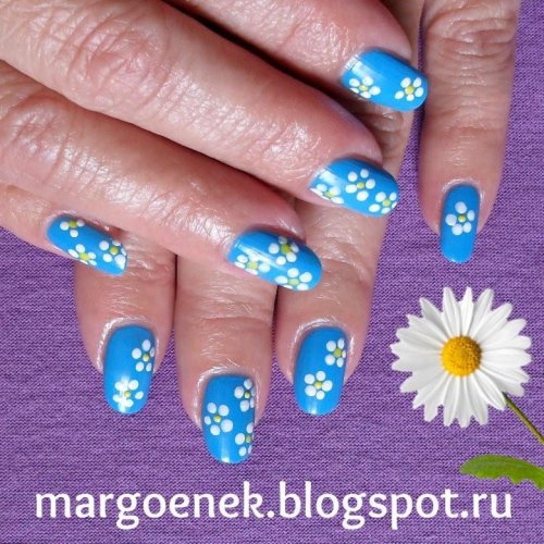 Голубой маникюр с ромашками