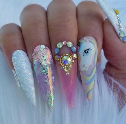 Длинные ногти с единорогом