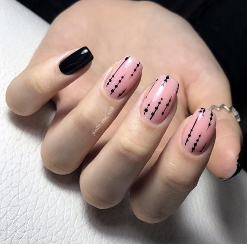 Розовый маникюр с черным