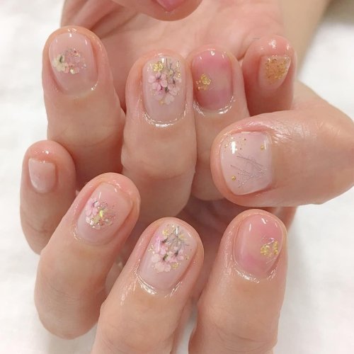 Прозрачный маникюр на короткие ногти