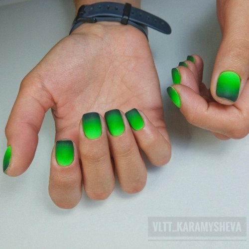 Маникюр градиент зеленый