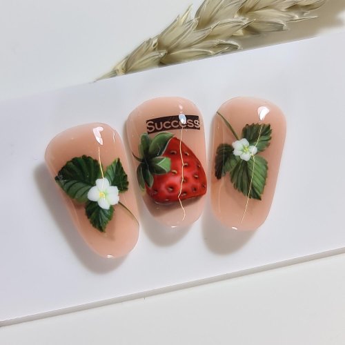 Клубника на ногтях