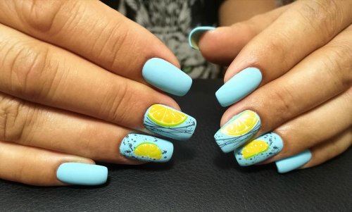 Маникюр голубой с желтым