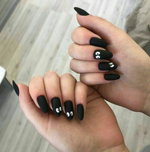 Черный маникюр с дизайном