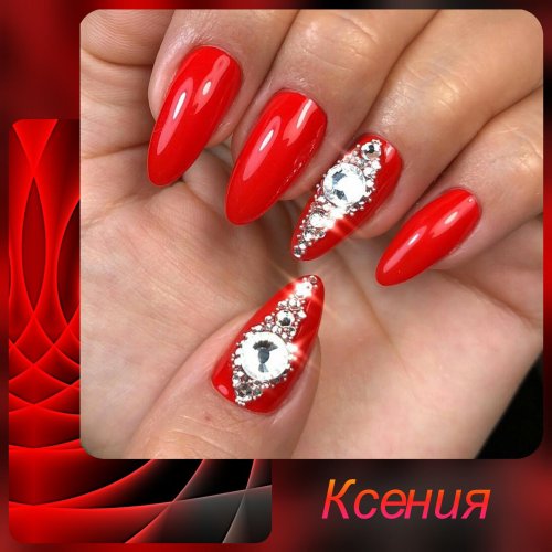 Красные ногти со стразами