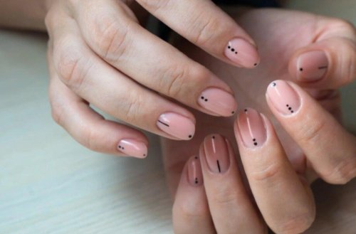 Легкий дизайн на короткие ногти