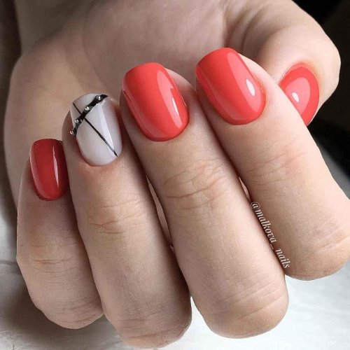 Коралловый маникюр на короткие ногти