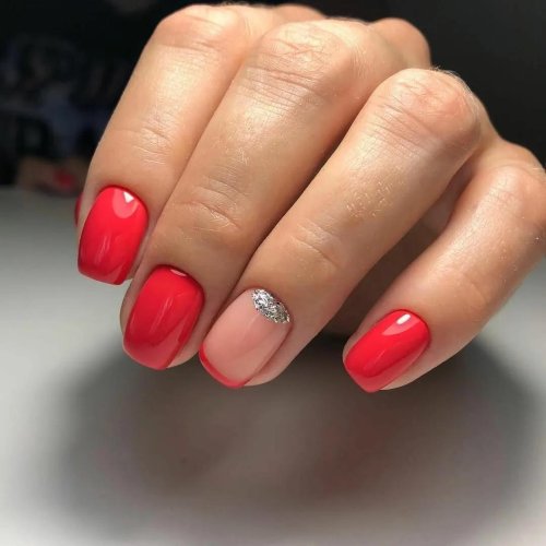 Коралловый маникюр на короткие ногти