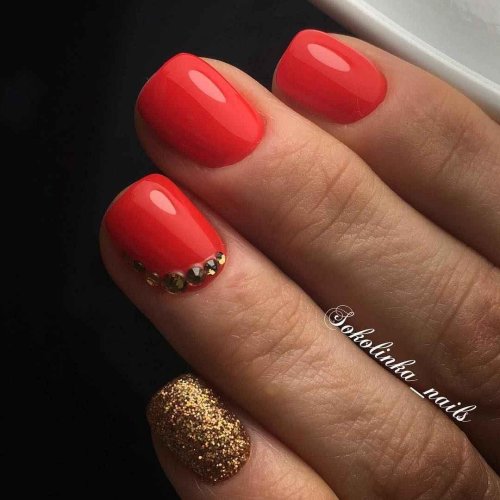 Коралловый маникюр на короткие ногти