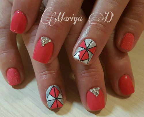 Коралловый маникюр на короткие ногти