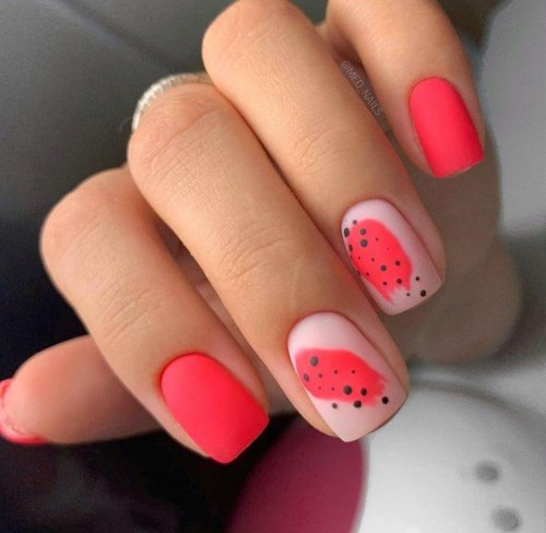 Коралловый маникюр