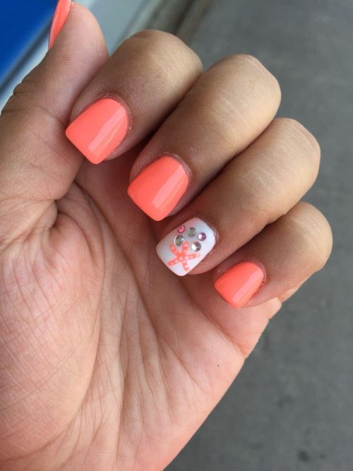 Коралловый маникюр на короткие ногти