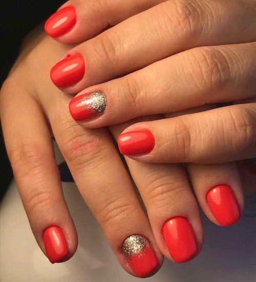 Коралловый маникюр на короткие ногти