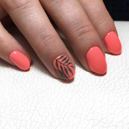 Коралловый маникюр на короткие ногти