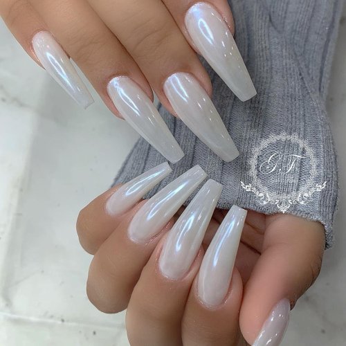 Длинные белые полупрозрачные ногти