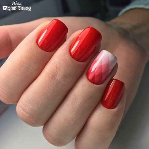 Красный маникюр на короткие квадратные ногти