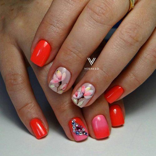 Коралловый маникюр с дизайном