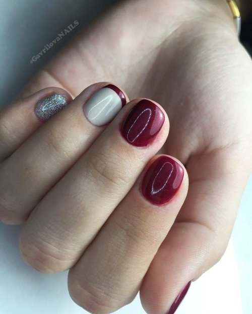 Короткие круглые бордовые ногти